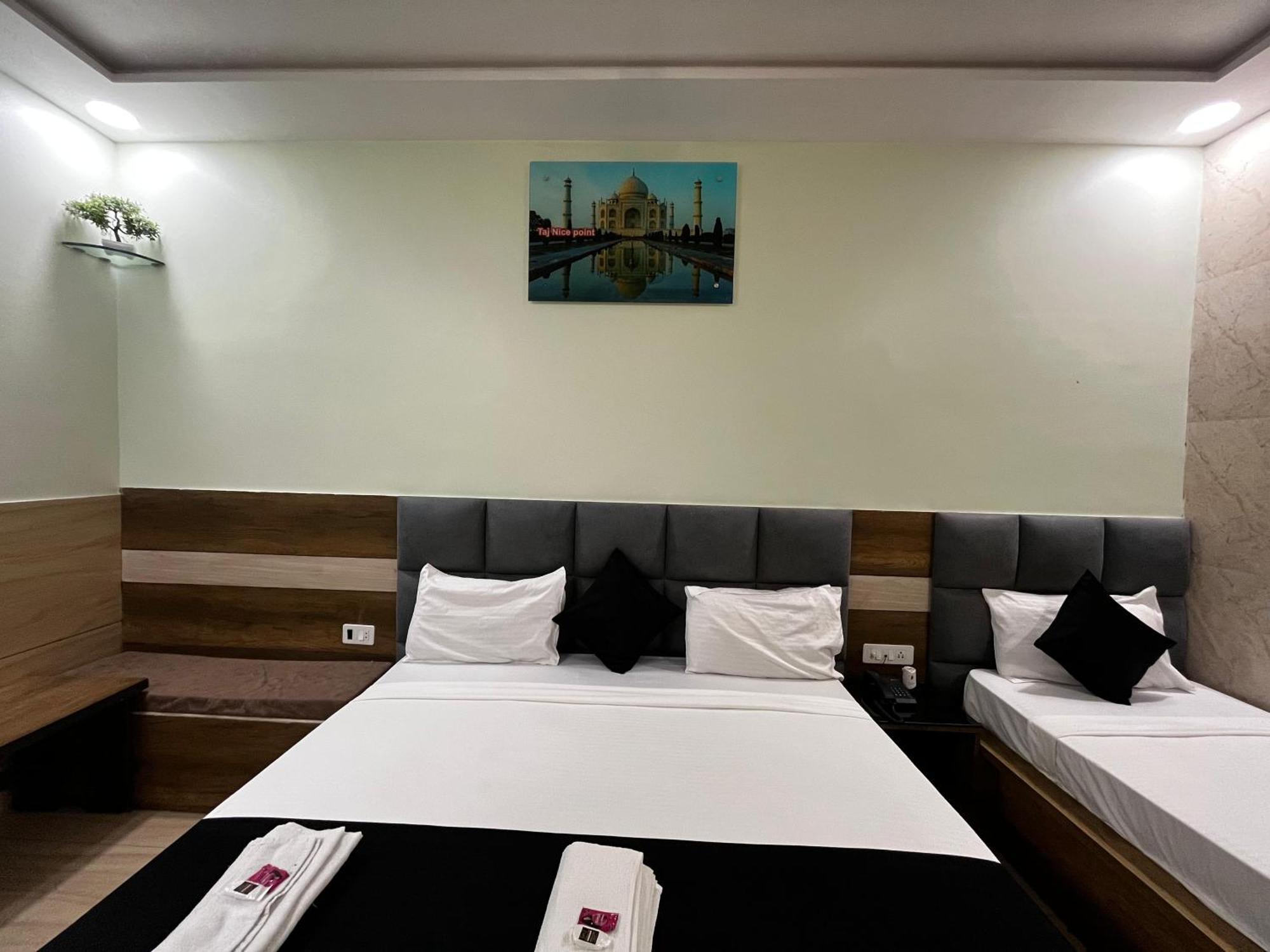 Taj Nice Point Manage By Taj Sunrise Group 아그라 외부 사진